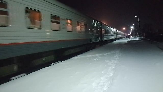 Длинный поезд в январские каникулы. ТЭП70-0188 с пассажирским поездом Устье-Аха - Екатеринбург смотреть онлайн