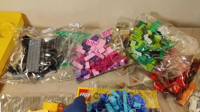 LEGO CLASSIC Large Brick Box (UNBOXING + Camera Speed Build) смотреть онлайн