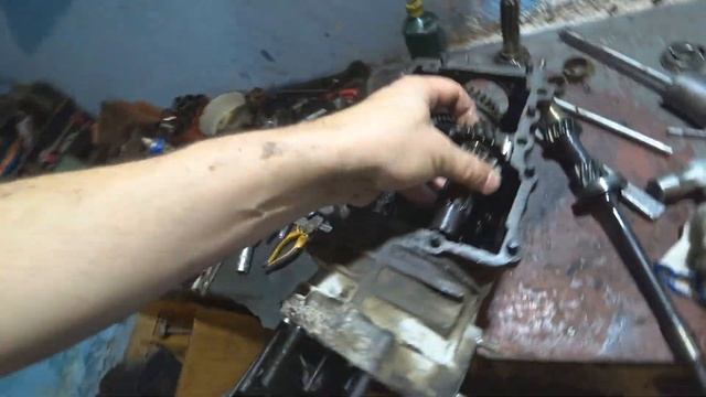 Разбираю коробку от ЗАЗ 968 М.Запорожец.Сколько можно заработать на металле?Обзор КПП. смотреть онлайн