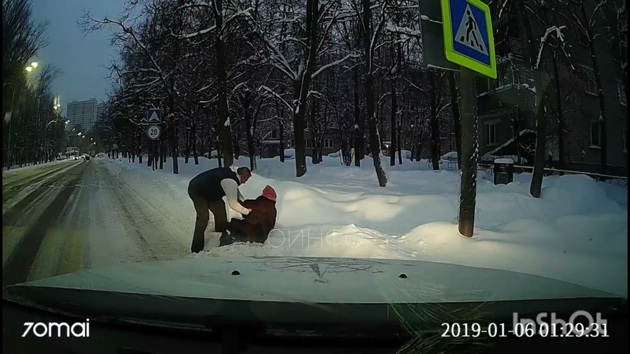 В Одинцово автомобилист помог бабушке перейти дорогу. Таких бы побольше людей ❤ смотреть онлайн