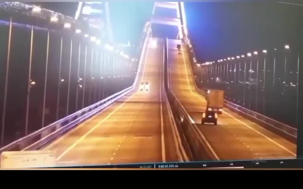 момент взрыва крымского моста смотреть онлайн