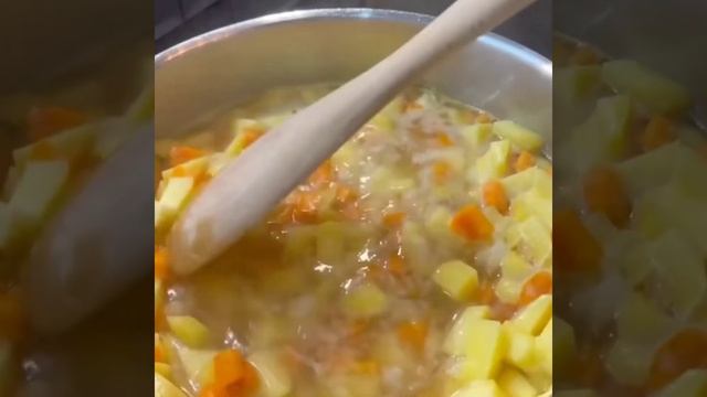 Невероятно простой в приготовлении, но очень вкусный. Уха из красной рыбы со сливками ?? смотреть онлайн