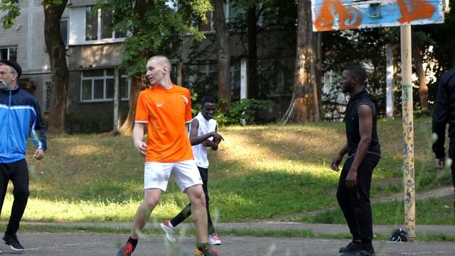 Профи притворились ДЕДАМИ на Баскетболе #5 | Old Man Basketball Prank смотреть онлайн