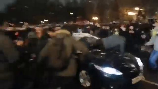 МАШИНУ ДЕПУТАТА ЗАКИДАЛИ СНЕЖКАМИ ЗА НАГЛОСТЬ смотреть онлайн