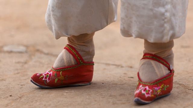 "ЛОТОСОВЫЕ НОЖКИ" - Чудовищная и МУЧИТЕЛЬНАЯ традиция бинтования ног в Китае смотреть онлайн