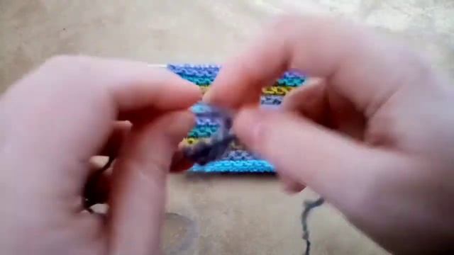 Интересный узор спицами из разноцветных ниток. смотреть онлайн