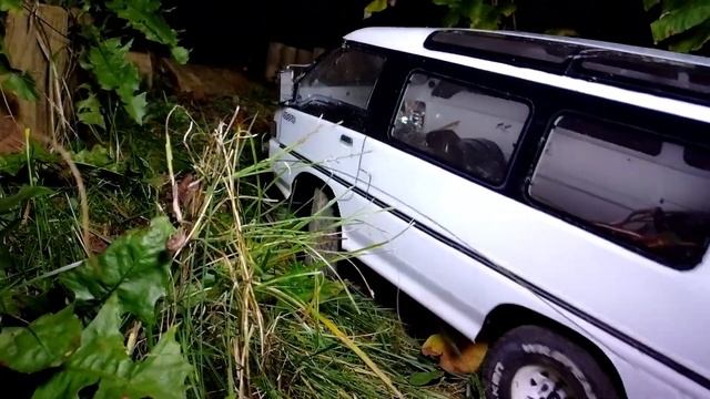 MST CFX DL1 Delica L300 on a dark and windy trail смотреть онлайн