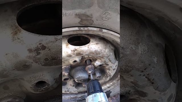 Как открутить прикипевший болт. смотреть онлайн