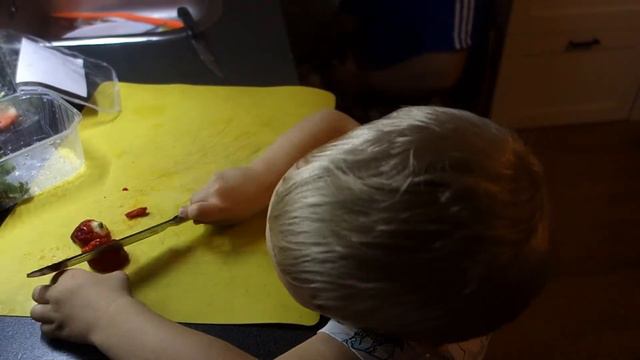 Алекс режет клубнику для шейка (2 года и 3 месяца) смотреть онлайн