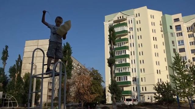 Игрушечный самодельный парашют/Homemade toy parachute смотреть онлайн
