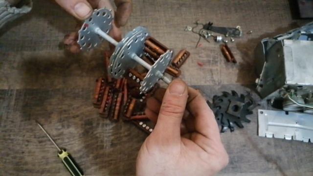 РАЗБОР ПТК-11Д. ПЕРЕКЛЮЧАТЕЛЬ КАНАЛОВ СОВЕТСКОГО ТЕЛЕВИЗОРА. ПУЛЬТ СССР. МЕДЬ, ЛАТУНЬ, АЛЮМИНИЙ ССС смотреть онлайн