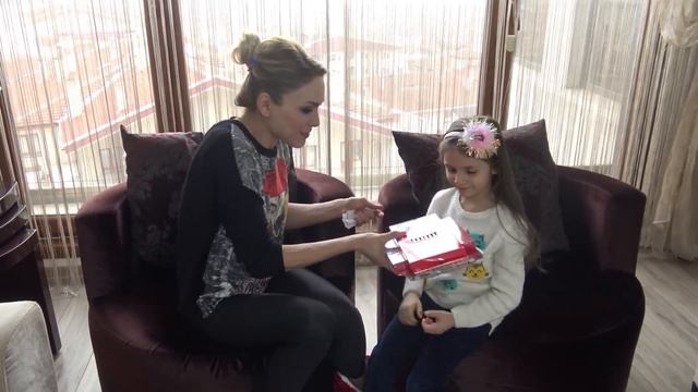 Lina Evde Saklı Çeşit Çeşit Sürpriz Boya Kalemleri Arıyor | Eğlenceli Çocuk Videosu
