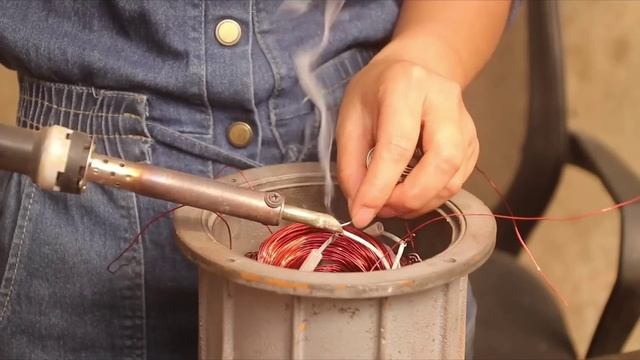 Женщина помогла ребятам отремонтировать водяной насос под палящим солнцем