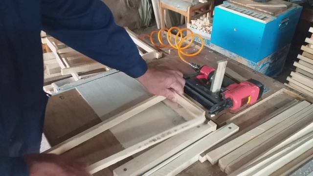 Сборка рамок пневмостеплером. Как сбить пчелорамку за 30 секунд⏳? Рамки на 300 и 145 мм. смотреть онлайн
