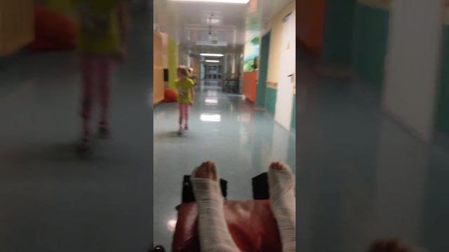 Федеральный центр ортопедии и эндопротезирования г Барнаул. С дочей после опер гуляем по коридору. смотреть онлайн