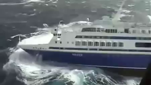 Круизный лайнер в шторм. Cruise ship in a storm. смотреть онлайн