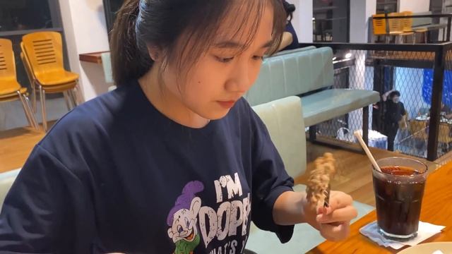 $6 eat pizza and beef hamburger VS $70000 MrBeast Golden pizza. смотреть онлайн