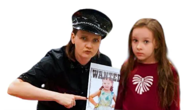 Селена играет с мамой в полицейского.Веселая история для детей смотреть онлайн