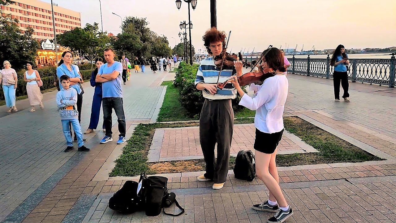 Скрипачи на набережной Волги исполняют красивую классическую музыку.Уличные музыканты смотреть онлайн