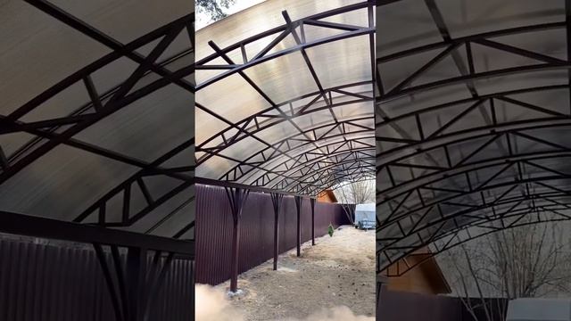 Металлический навес с покрытием из поликарбоната для автомобилей и мото техники от Спецкаркас 6*12 смотреть онлайн