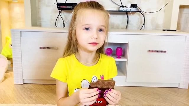 Челлендж шоколадный молочный коктейль как популярный шоколадный батончик С Полиной и Дашей смотреть онлайн