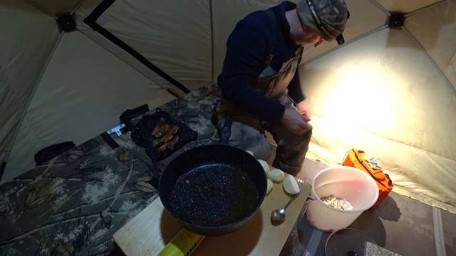 ОДИН НА ЛЬДУ / РЫБАЛКА С НОЧЁВКОЙ / ВКУСНЫЙ УЖИН ИЗ РЫБЫ / fishing смотреть онлайн