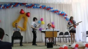 Курт Кобейн нервно курит)