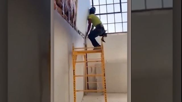 ПРИКОЛЫ НА СТРОЙКЕ смотреть онлайн