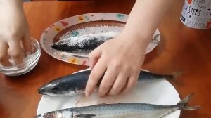 Солим скумбрию. Сухой посол. Очень вкусно.
