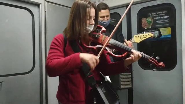 Уличные музыканты в Киевском метро играют лучше чем на сцене смотреть онлайн
