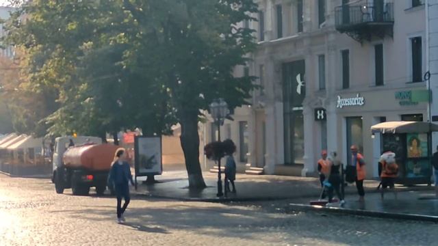 уборка на улице Дерибасовской в Одессе. смотреть онлайн