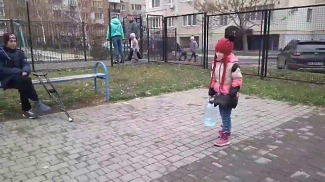 Маленькая девочка делает крутые флипы флягой ! (Вотр батл флип челенж) смотреть онлайн