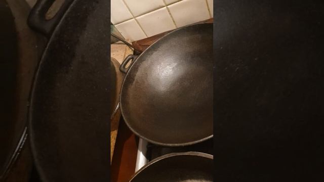I was sure my granny's pan was cast iron. Я была уверена что бабушкина сковорода чугунная. Ан нет.. смотреть онлайн