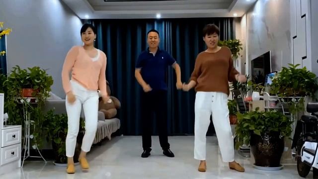 Цинцин танцует с МУЖЕМ и СВЕКРОВЬЮ I Qingqing dancing with her husband and mother-in-law смотреть онлайн