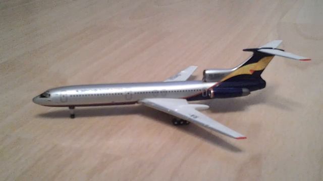 Модель самолёта ТУ-154М Донавиа 1/400. смотреть онлайн