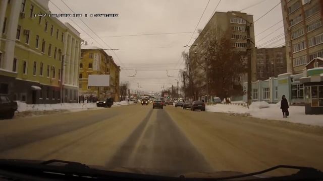 Киров Опель на Комсомольской поворот с левого ряда направо смотреть онлайн