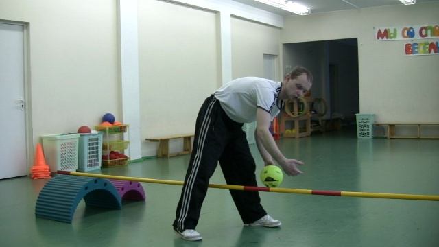 Ведение мяча с препятствием и подлезанием смотреть онлайн