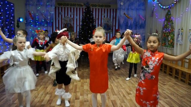 Новогодний танец вход в детском саду "Новый Год зима приносит" смотреть онлайн