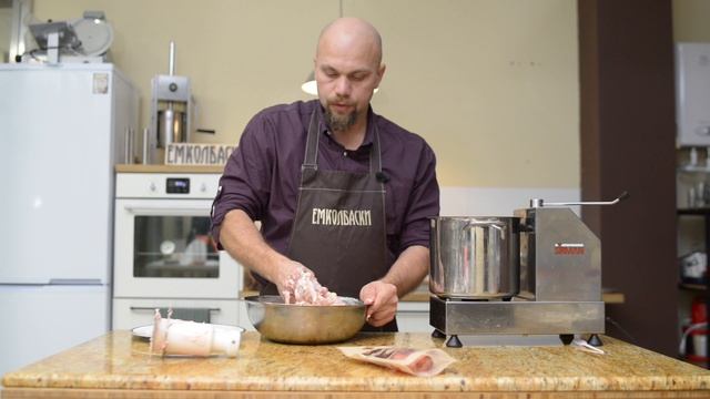 Сосиска из индейки с маслом внутри как Котлета по-киевски. Как не размазать масло при набивке. смотреть онлайн