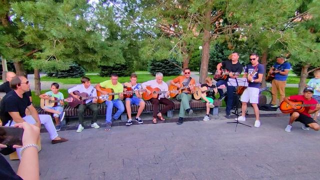 Концерт памяти Цоя! Гитарный флешмоб на берегу Волги в Астрахани. смотреть онлайн