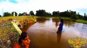 Традиционная камбоджийская рыбалка, красивая женщина