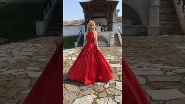 Ошеломляющее красное платье