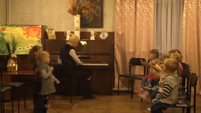 1 Музыкальное занятие: распеваемся "ЕДЕТ, ЕДЕТ ПАРОВОЗ" смотреть онлайн