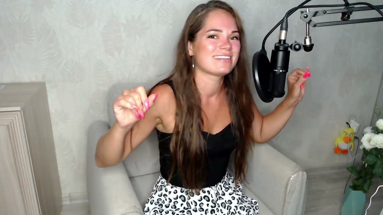 Julia Milows is Singing popular songs in stream on Trovo and Twitch смотреть онлайн