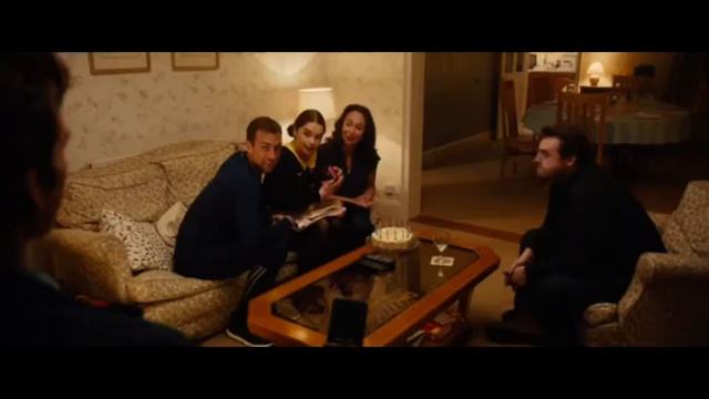 Yo antes de ti: Will le regala unas medias de abejita a Louisa Clark смотреть онлайн