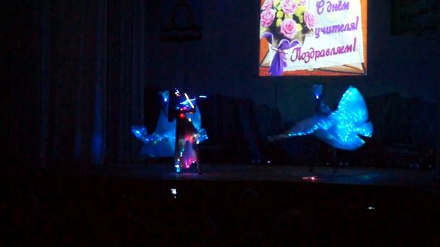 Красивый световой танец и скрипка. Beautiful light dance and violin смотреть онлайн
