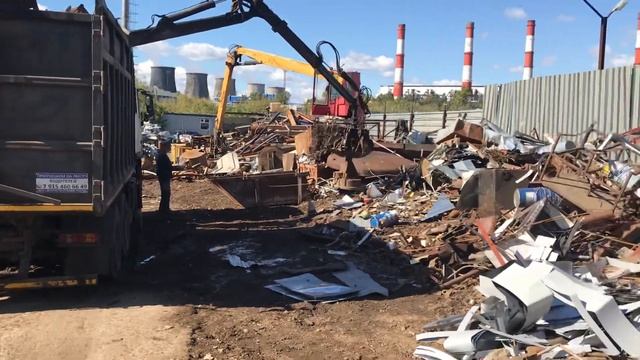 Погрузка металлолома с помощью магнита смотреть онлайн