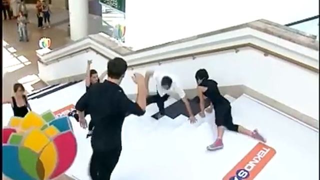 Teknosa & Forum Istanbul Piano Stairs - Piyano Merdivenler 2010.wmv смотреть онлайн