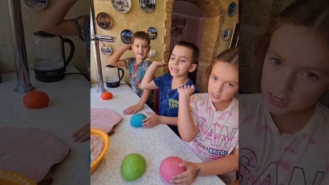 Готовим радужные пельмешки с другом Сашей. смотреть онлайн