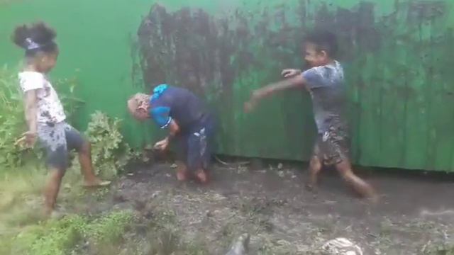 Дети играют в грязи на день Ивана Купалы смотреть онлайн